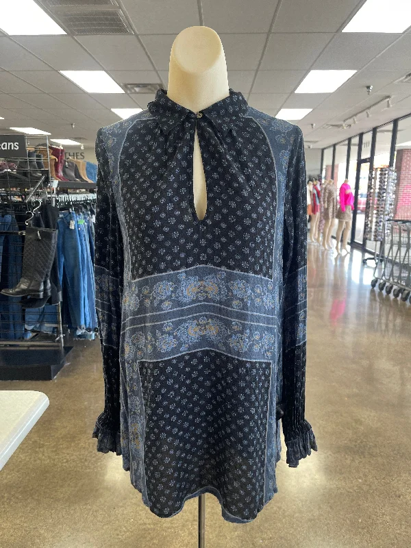 Extra Savings Top Long Sleeve By Free People In Black & Blue, Size: Xs